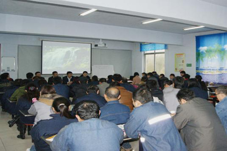 Die Shandong Ruiyu Company organisierte die Anschauung des Spielfilms „Breaking The Ice And Moving Forward“.